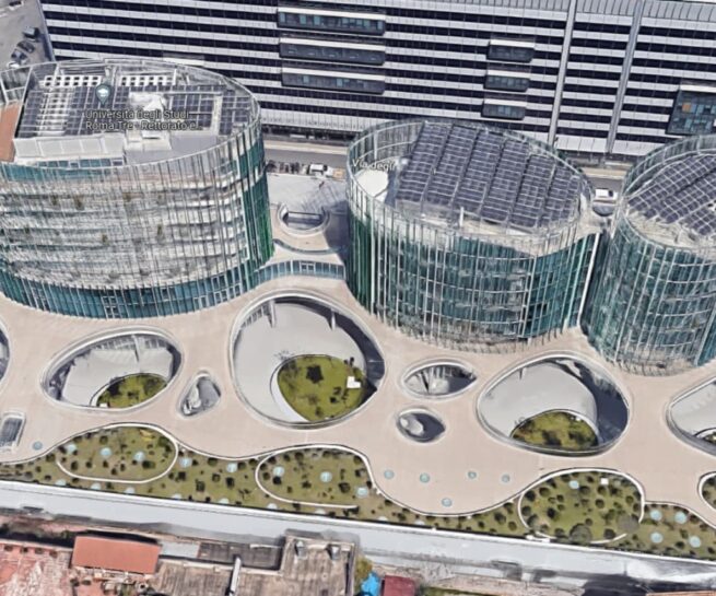 Edificio del Rettorato dell'Università Roma Tre con pannelli solari, gestito dalla E&G con attenzione alla sicurezza strutturale e alla stabilità delle fondamenta.