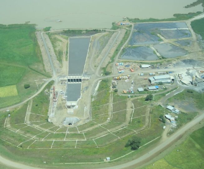 Vista aerea di un grande impianto di trattamento delle acque.