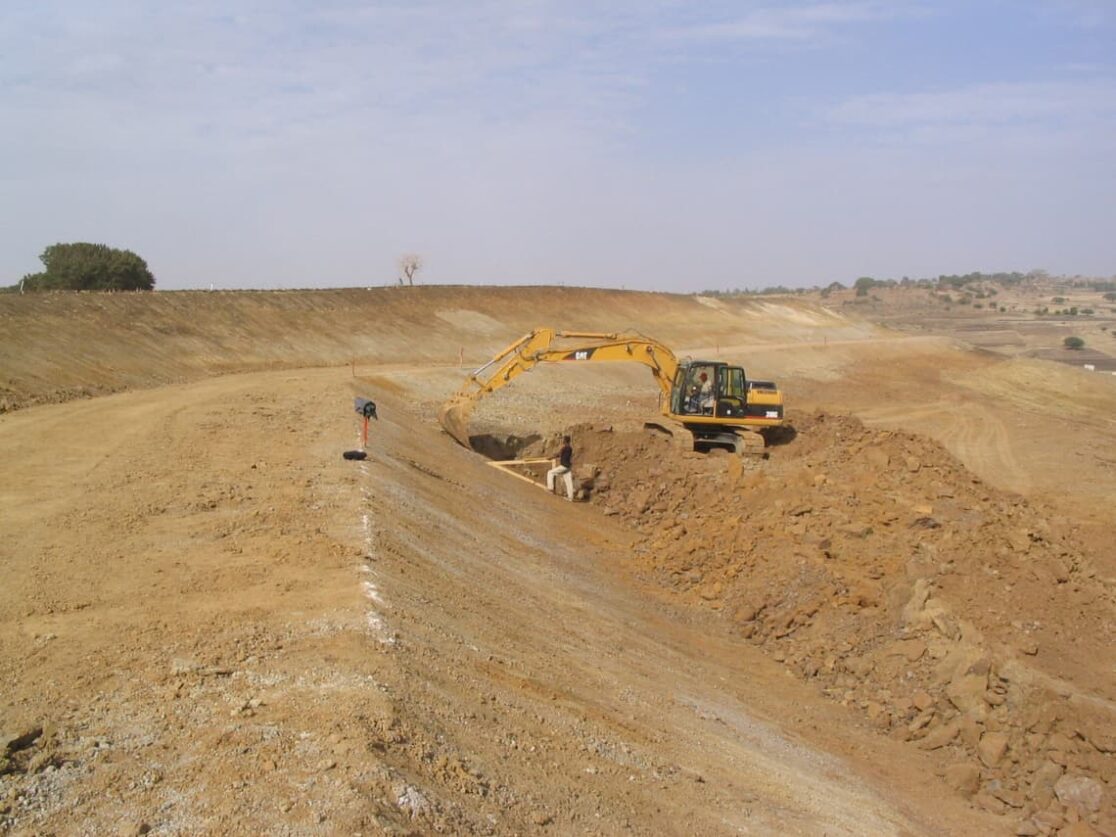 Un cantiere edile con un bulldozer e un escavatore.