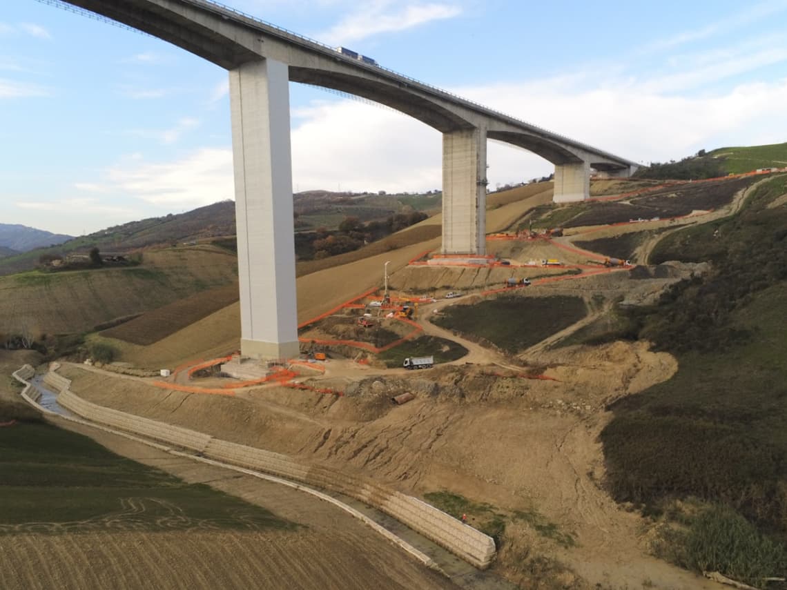Viadotto Cerrano: ponte su una collina con attrezzature di costruzione. Sottoposto a un rigoroso processo di monitoraggio e controllo per garantire la sicurezza strutturale. Progetto di stabilizzazione completato nel 2022 per mitigare i rischi di cedimento del terreno.