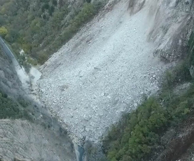 Strada coperta di detriti a causa di una frana in rocca che impedisce il passaggio del fiume Nera.