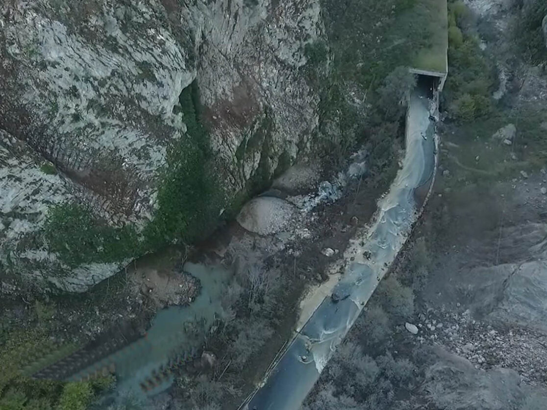 Ripresa aerea della Statale della Valnerina interrotta da un crollo di roccia, il fiume Nera ha formato un lago.