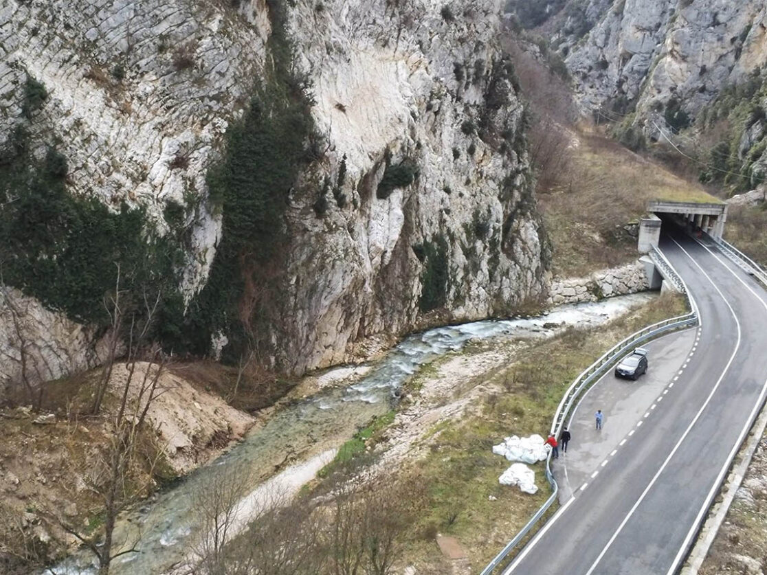 Ripresa aerea della Statale della Valnerina a seguito degli interventi di ripristino della viabilità e del corso del fiume Nera – vista valle